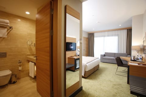 Shower, rainfall showerhead, free toiletries, hair dryer