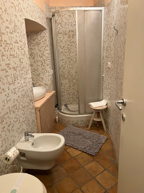 Classic Triple Room | Bathroom | Shower, free toiletries, hair dryer, towels