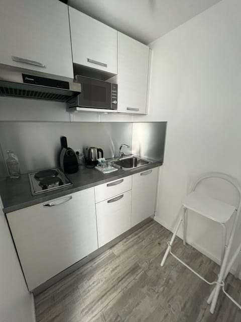 Studio | Private kitchen | Fridge, microwave, coffee/tea maker, electric kettle