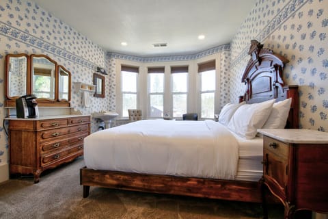 Classic Room, 1 King Bed, Non Smoking, Mountain View | Minibar, individually decorated, individually furnished