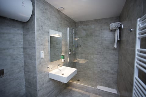 Family Room, 1 Bedroom, Kitchen | Bathroom | Shower, free toiletries, hair dryer, slippers