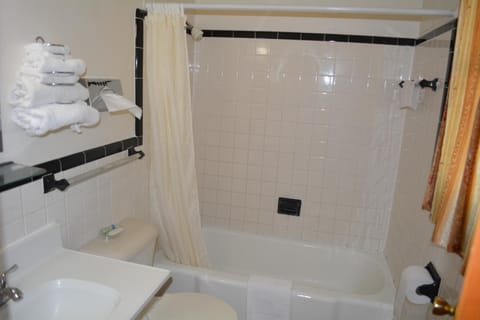 Combined shower/tub, free toiletries, towels