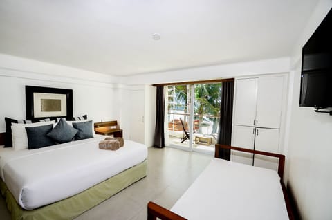 Premiere Room, 1 King Bed, Beach View, Beachfront | In-room safe, soundproofing, free WiFi, bed sheets