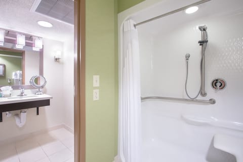 Combined shower/tub, hair dryer, towels