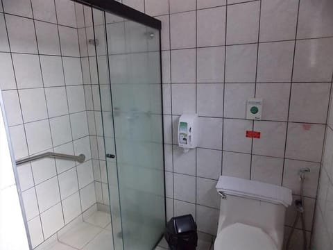 Shower, free toiletries, bidet, towels