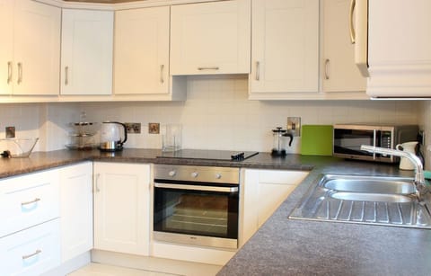 Room, Private Bathroom (3 Storey House - 3 Rooms) | Private kitchen