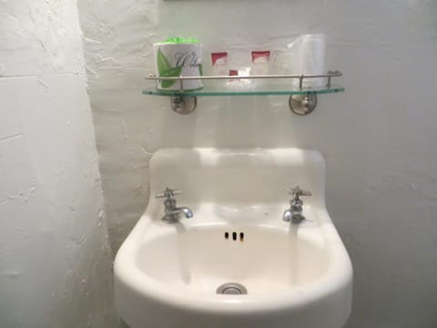 Combined shower/tub, free toiletries