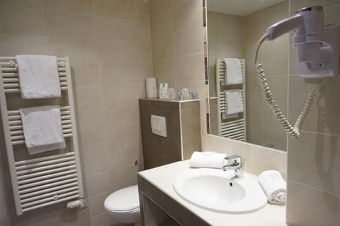 Junior Suite | Bathroom | Shower, free toiletries, hair dryer, towels