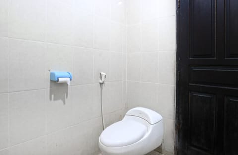 Standard Room with Aircond | Bathroom | Shower, bidet, towels