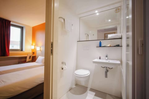 Standard Room, 2 Twin Beds | Bathroom | Shower, eco-friendly toiletries, towels