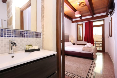 Double Room | Minibar, in-room safe, individually decorated, individually furnished