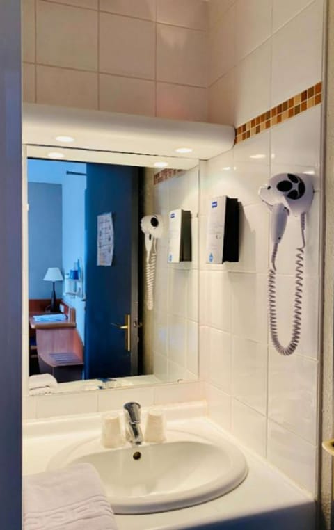 Shower, rainfall showerhead, eco-friendly toiletries, hair dryer