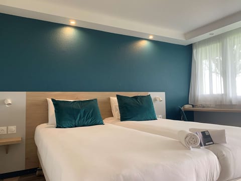 Standard Room, 2 Twin Beds | Desk, laptop workspace, soundproofing, free WiFi