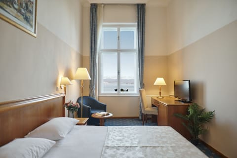 Standard Double or Twin Room with Sea View | Desk, blackout drapes, free WiFi, bed sheets