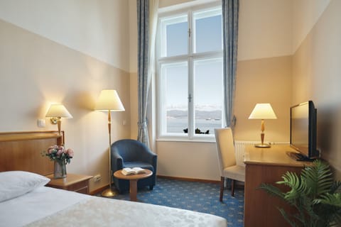 Standard Double or Twin Room with Sea View | Desk, blackout drapes, free WiFi, bed sheets