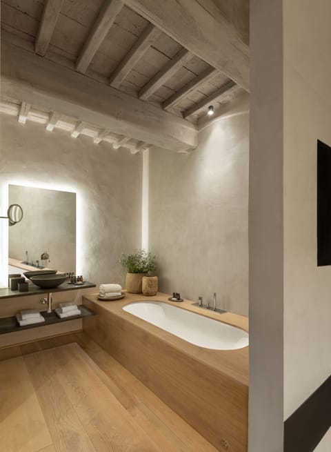 Superior Double Room, 1 King Bed | Bathroom | Rainfall showerhead, hair dryer, bathrobes, slippers