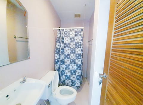 Triple Room | Bathroom | Shower, free toiletries, towels