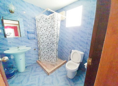 Triple Room | Bathroom | Shower, free toiletries, towels