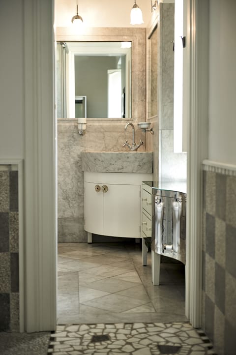 Deluxe Double Room | Bathroom | Free toiletries, hair dryer, bathrobes, slippers