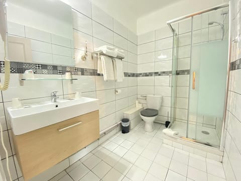 Superior Quadruple Room | Bathroom | Free toiletries, hair dryer, towels