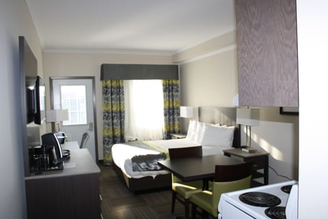 Room, 1 Queen Bed, Kitchenette (Not Pet Friendly) | Desk, soundproofing, iron/ironing board, free WiFi