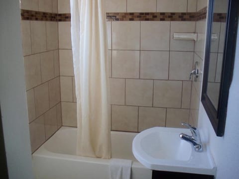 Combined shower/tub, free toiletries, towels