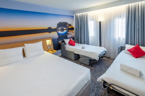 Superior room, 1 double bed and 2 single beds | Premium bedding, minibar, in-room safe, desk