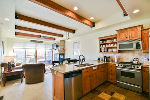 Townhome, Multiple Beds, Hot Tub, Mountain View | Private kitchen | Coffee/tea maker, toaster, paper towels