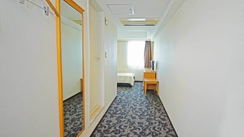 Single Room, Non Smoking | Desk, blackout drapes, free wired internet, bed sheets