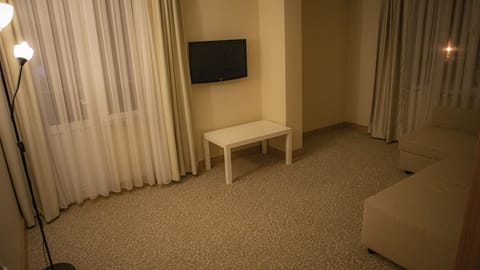 Suite, Balcony | Living area | 32-inch LCD TV with satellite channels, TV