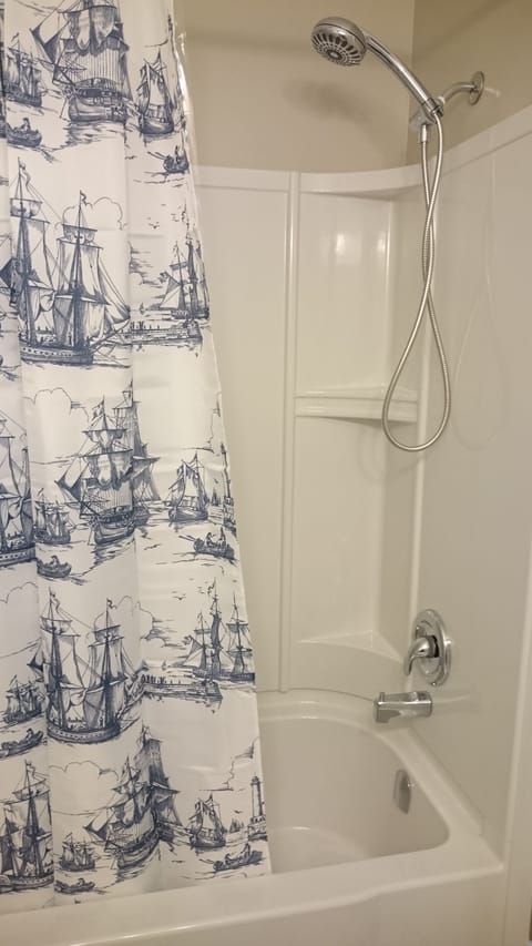 Combined shower/tub, free toiletries, towels