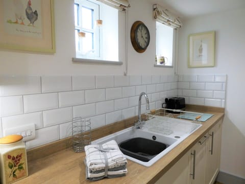 Comfort Cottage, Ensuite (Magnolia) | Private kitchen