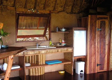 Bungalow Kava | Private kitchenette | Microwave, coffee/tea maker, electric kettle