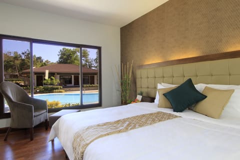 Suite, Poolside | Down comforters, pillowtop beds, minibar, in-room safe