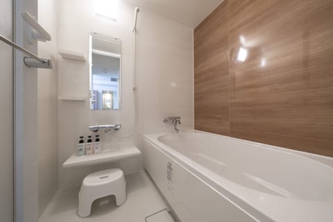 Combined shower/tub, deep soaking tub, free toiletries, hair dryer