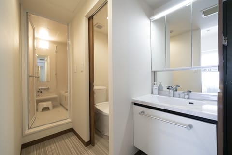 Combined shower/tub, deep soaking tub, free toiletries, hair dryer