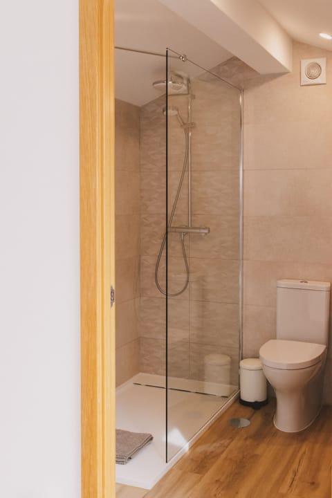 Junior Studio Suite (1) | Bathroom | Shower, rainfall showerhead, free toiletries, hair dryer