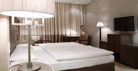 Classic Room, 1 Queen Bed | Premium bedding, minibar, in-room safe, desk