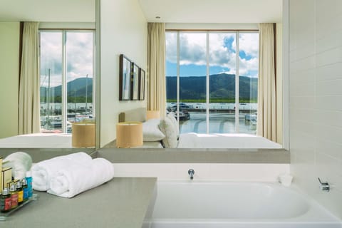 Horizon Club Suite 1 King | Bathroom | Free toiletries, hair dryer, bathrobes, towels