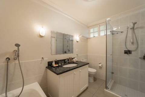 Luxury Double Room | Bathroom | Free toiletries, hair dryer, towels