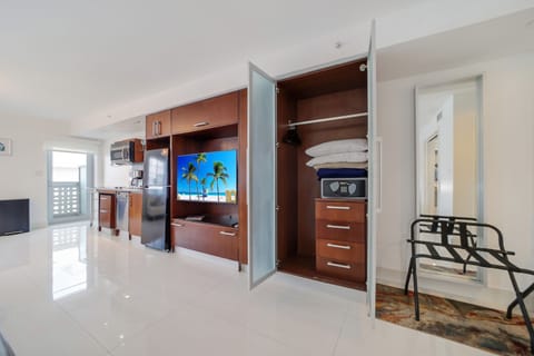 Executive King Suite Partial Ocean View w/Balcony | Living area | 42-inch flat-screen TV with cable channels, TV