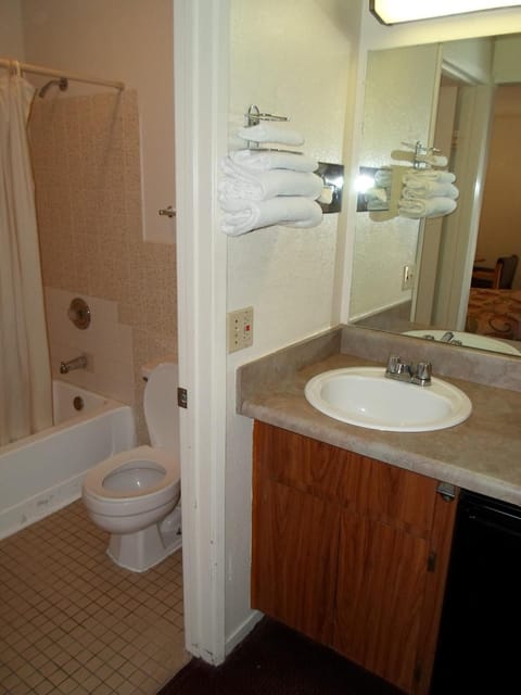 Combined shower/tub, free toiletries, towels