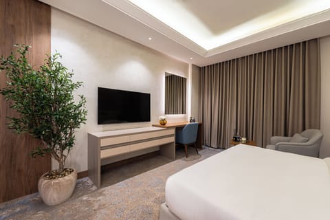 Deluxe Room | Premium bedding, down comforters, memory foam beds, minibar