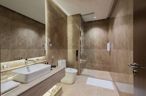 Executive Suite, 1 Bedroom | Bathroom | Free toiletries, hair dryer, bathrobes, slippers