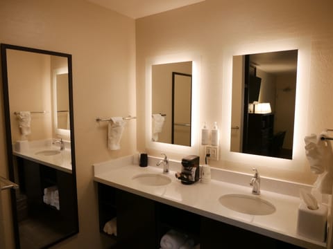 Deluxe Room, 2 Queen Beds, Non Smoking | Bathroom | Combined shower/tub, eco-friendly toiletries, hair dryer, towels