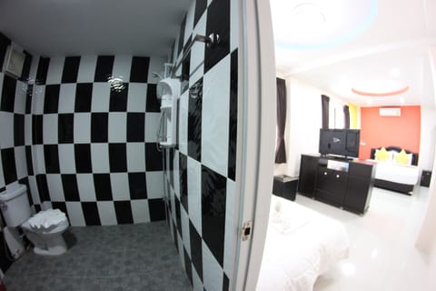 Deluxe Double Room With Sofa Bed | Bathroom | Shower, rainfall showerhead, free toiletries, hair dryer