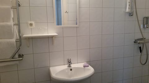 Single Room | Bathroom | Free toiletries, hair dryer, towels