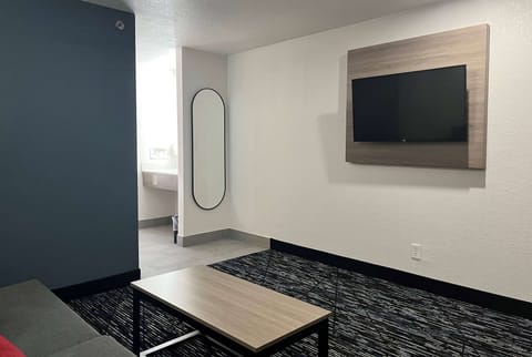 Studio Suite, 1 King Bed, Non Smoking | In-room safe, desk, laptop workspace, blackout drapes