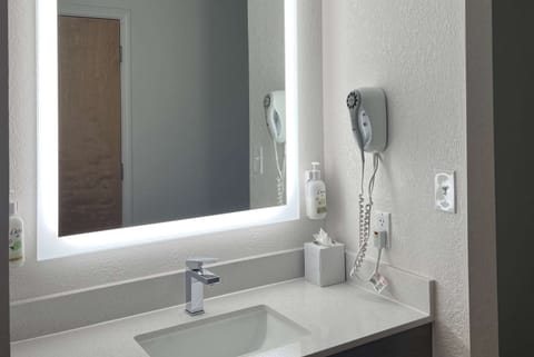 Studio Suite, 1 King Bed, Non Smoking | Bathroom | Free toiletries, hair dryer, towels