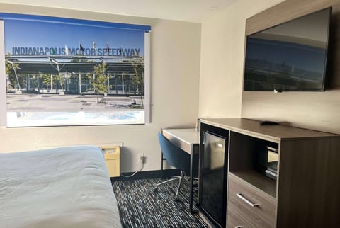 Studio Suite, 1 King Bed, Non Smoking | In-room safe, desk, laptop workspace, blackout drapes